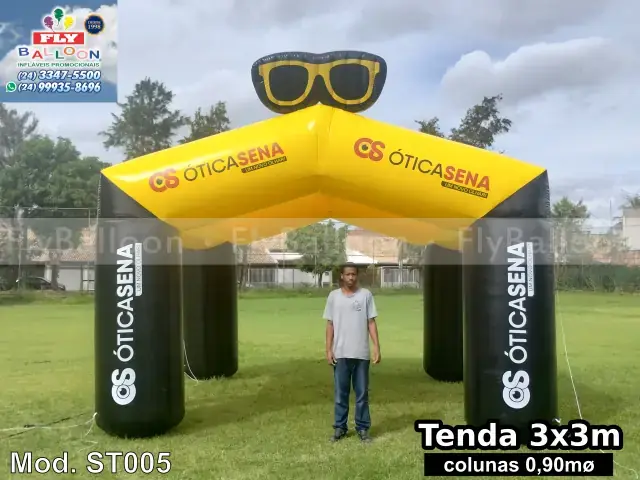 Barraca inflável amarela e preta de 3 x 3 m Ótica Sena com óculos gigante