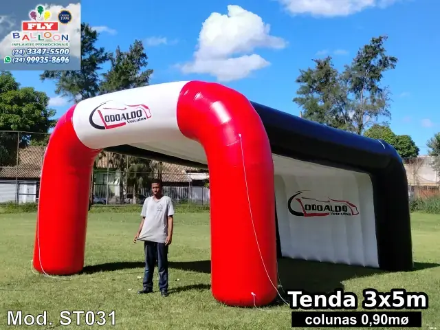 Barraca inflável vermelha e preta de 3 x 5 m com painel impresso